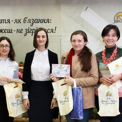 Юлія Тулуп з організаторами виставки «Тепла осінь», 29.10.2016 р.