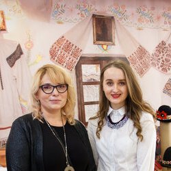 Наталія Маріаш та Анастасія Горобець на відкритті V Всеукраїнської виставки «Бісер: Вчора. Сьогодні. Завтра», 4 березня 2017 року