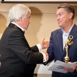 Премію «Легенда футболу» вручають заступниця Міністра Культури Вікторія Ліснича і Володимир Мунтян.