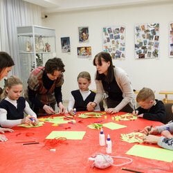 Фото з майстер-класу із виготовлення різдвяного вінка з паперу «Долонька», І. Кливець, К. Кліандрова, О. Косік.