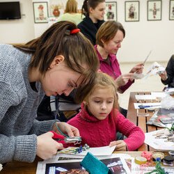 Фото з лекції-практикуму зі створення колажу, Аліна та Вікторія Пономаренко