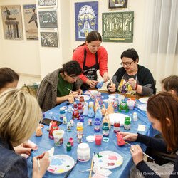 Фото з майстер-класу із розпису акриловими фарбами керамічного зайчика-калаталочки, Валентина Проценко