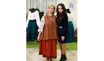 Інна Залізнюк та Юлія Колос на поетично-вишитому вечорі. 16.12.2016 р.