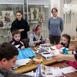 Фото з лекції-практикуму зі створення колажу, Аліна та Вікторія Пономаренко