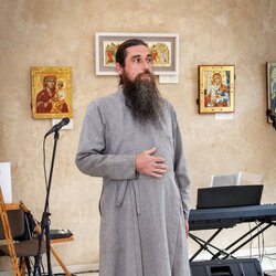 Отець Димитрій Краснобаєв на відкритті виставки «У в'язниці Я був*…» * Мт 25:36