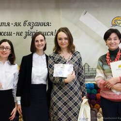 Вероніка Акушко з організаторами виставки «Тепла осінь», 29.10.2016 р.