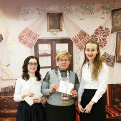 Вікторія Зайцева з організаторами V Всеукраїнської виставки «Бісер: Вчора. Сьогодні. Завтра», 31.03.2017 р.