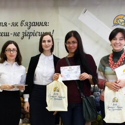 Олена Сідик з організаторами виставки «Тепла осінь», 29.10.2016 р.