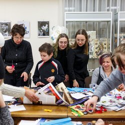 Фото з лекції-практикуму зі створення колажу, Аліна та Вікторія Пономаренко