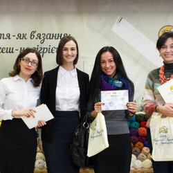 Олена Козіна з організаторами виставки «Тепла осінь», 29.10.2016 р.
