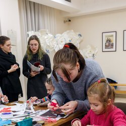 Фото з лекції-практикуму зі створення колажу, Аліна та Вікторія Пономаренко