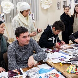 Фото з лекції-практикуму зі створення колажу, Аліна та Вікторія Пономаренко