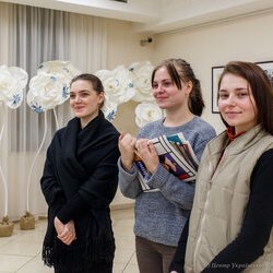 Фото з лекції-практикуму зі створення колажу, Аліна та Вікторія Пономаренко