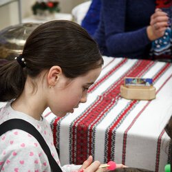 Фото з родинного майстер-класу зі створення нововічно-різдвяного декору та гри на музичних інструментах