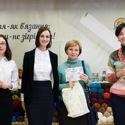 Дарія Гоцман з організаторами виставки «Тепла осінь», 29.10.2016 р.
